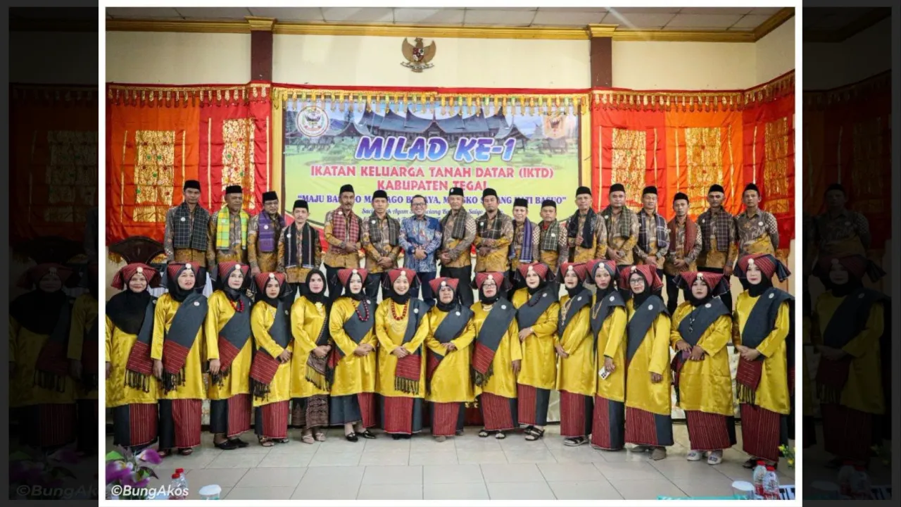 Bupati Tanah Datar foto bersama dengan perantau pada Milad 1 IKTD Kabupaten Tegal
